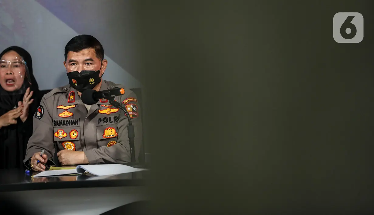 Karo Penmas Polri Brigjen Ahmad Ramadhan memberikan keterangan perkembangan terbaru penyidikan kasus penyelewengan dana kemanusiaan lembaga Aksi Cepat Tanggap (ACT) di Gedung Humas Polri, Jakarta Selatan, Senin (25/7/2022). Bareskrim mengusut dugaan penyalahgunaan dana bantuan kompensasi untuk korban kecelakaan pesawat Lion Air JT-610 pada 2018. (Liputan6.com/JohanTallo)