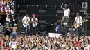 Grup band SLANK tampil membawakan lagu dalam pagelaran Konser Putih Bersatu di Stadion GBK, Senayan, Jakarta, Sabtu (13/4). SLANK menciptakan lagu khusus Capres 01 Jokowi dengan judul #barengjokowi. (Fimela.com/Bambang Eros)