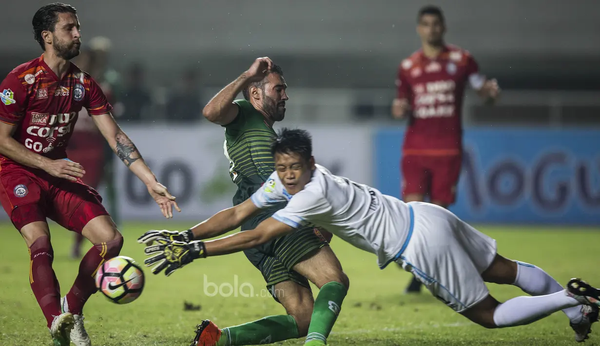 Striker PS TNI, Elio Martins, berusaha membobol gawang Arema FC yang dijaga Kurnia Meiga pada laga Liga 1 di Stadion Pakansari, Bogor, Senin (3/7/2017). Kedua klub bermain imbang 0-0. (Bola.com/Vitalis Yogi Trisna)
