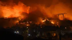 Kobaran api terlihat melahap lahan hutan dan rumah penduduk di Les Pennes-Mirabeau, Marseille, Prancis, (11/8). Kebakaran menghanguskan 2.260 hektare lahan hutan dan ratusan bangunan warga. (AFP PHOTO/BORIS HORVAT)