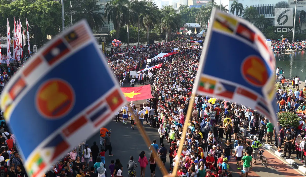 Suasana kemeriahan parade ASEAN 50 Tahun di Jakarta, Minggu (27/8). Acara ini menampilkan Parade Bendera ASEAN, Parade kostum, Parade tari musik, dan keunikan lainnya. (Liputan6.com/Angga Yuniar)