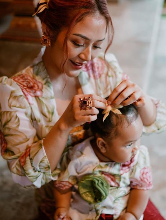 Wanita yang akrab disapa Sibad ini terlihat menggunakan kebaya yang senada dengan sang putri. Penampilan ibu dan anak ini banjir pujian netizen. (Liputan6.com/IG/@sitibadriahh)