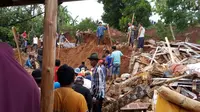 Tiga rumah di Purwakarta tertimbun longsor, 2 meninggal, 2 hilang, dan 5 luka. (Liputan6.com/Abramena)