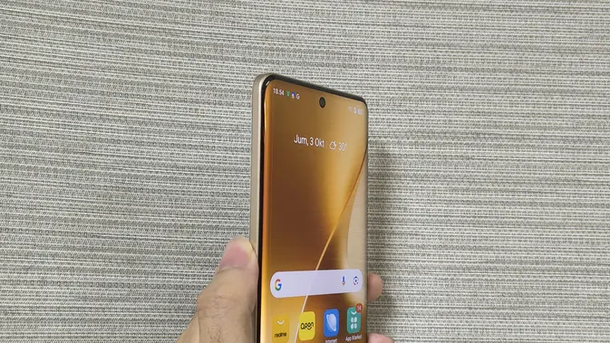 <p>Layar 4D Curve+ Display Realme 15 Pro 5G memiliki lengkungan 44,8 derajat. (Liputan6.com/Anka Fergy Agustian)</p>