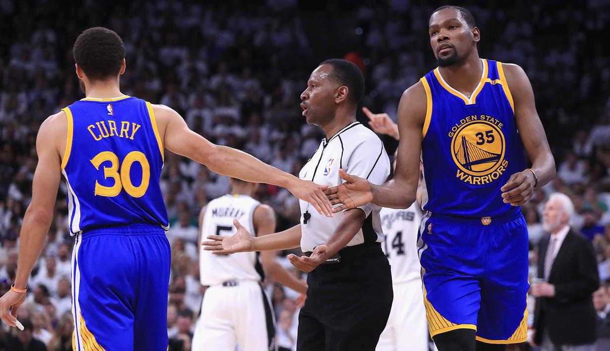 Pebasket Golden State Warriors, Kevin Durant, melakukan tos dengan rekannya Stephen Curry saat melawan San Antonio Spurs pada laga final NBA Wilayah Barat di San Antonio, Sabtu (20/5/2017). Spurs kalah 108-120 dari Warriors. (AFP/Ronald Martinez)