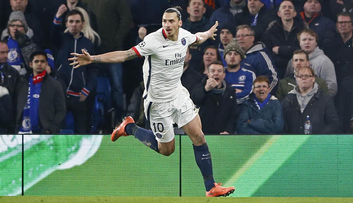 Striker PSG, Zlatan Ibrahimovic, merayakan gol yang dicetaknya ke gawang Chelsea pada leg kedua babak 16 besar Liga Champions di Stadion Stamford Bridge, Rabu (9/3/2016). PSG lolos dengan agregat gol 4-2. (Reuters/Stefan Wermuth)