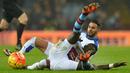 Pemain Aston Villa, Idrissa Gueye (kanan) berebut bola saat terjatuh dengan pemain Leicester City,  Riyad Mahrez  pada lanjutan Liga Premier Inggris di Stadion Villa Park, Birmingham, Sabtu (16/1/2016).  (AFP Photo/Glyn Kirk)