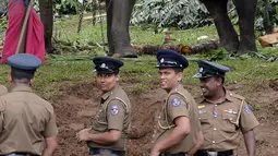 Gajah kurus bernama Tikiri berada di Kuil Gigi, Kandy, Sri Lanka, Selasa (13/8/2019). Tikiri seumur hidupnya dipaksa untuk ikut berparade dalam festival kostum. (LAKRUWAN WANNIARACHCHI/AFP)