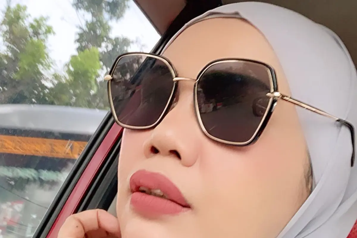Elly Sugigi (https://www.instagram.com/p/CZJvEguJBgk/)