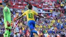 Striker Brasil, Neymar, merayakan gol yang dicetaknya ke gawang Kroasia pada laga persahabatan di Stadion Anfield, Liverpool, Minggu (3/6/2018). Brasil menang 2-0 atas Kroasia. (AFP/Oli Scarff)