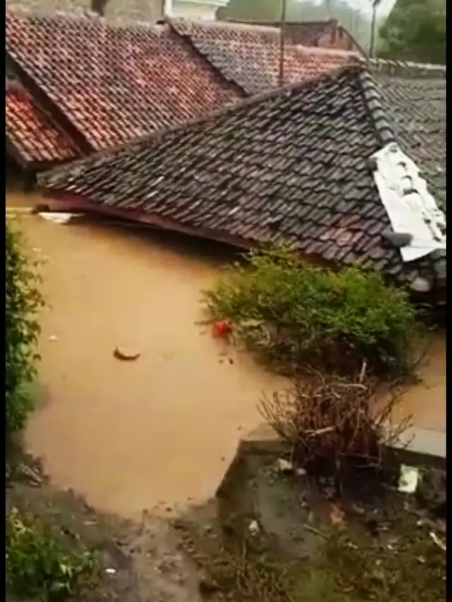 Puluhan rumah di kecamatan Sukawening, Garut, Jawa Barat terendam banjir seiring meluapnya sungai Ciloa, akibat tingginya curah hujan yang terjadinya sejak Sabtu siang.