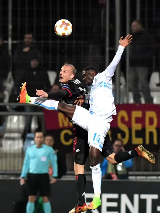 Gelandang AC Milan, Luca Antonelli, duel udara dengan striker Rijeka, Maxwell Acosty, pada laga Liga Europa di Stadion HNK Rijeka, Jumat (8/12/2017). AC Milan takluk 0-2 dari Rijeka. (AFP/Stringer)