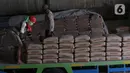Pekerja tengah menata semen untuk dikirim di gudang penyimpanan semen di Jakarta, Selasa (1/12/2020). Perusahaan semen merasakan tekanan dampak pandemi Covid-19. Sejak awal tahun hingga Oktober 2020, pasar semen domestik mengalami kontraksi -9,7%. (Liputan6.com/Angga Yuniar)