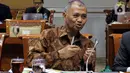 Ketua Komisi Pemberantasan Korupsi (KPK) Agus Rahardjo berbincang saat akan mengikuti rapat dengan Komisi III DPR RI di kompleks Parlemen, Jakarta, Rabu (27/11/2019). Rapat membahas evaluasi kinerja KPK masa kerja 2015-2019. (Liputan6.com/Johan Tallo)