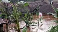 Banjir bandang menerjang Kampung Leuwiliang RW 06-07, Desa Tanjungwangi, Kecamatan Cicalengka. (Dok. BPBD Kab. Bandung)