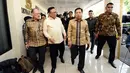 Ketua Dewan Pakar PartaiGolkar, Agung Laksono (keduakiri) berjalan bersama Ketua Umum, Setya Novanto jelang Rapat Pleno XI Dewan Pakar di Jakarta, Jumat (21/7). Rapat membahas perkembangan strategis aktual. (Liputan6.com/HelmiFithriansyah)