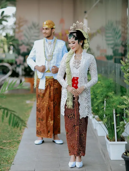 Sebelum menikah dengan Denny Caknan, Bella Bonita sering menjadi model makeup pengantin. Salah satunya terlihat dalam foto ini, ia sempurna dalam balutan kebaya panjang berwarna putih, ciri khas pengantin perempuan Jawa. Foto: Instagram.