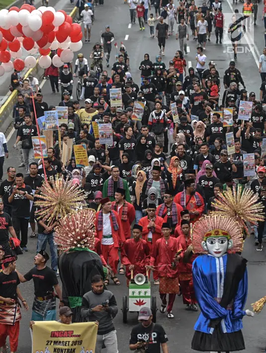 Massa Serikat Pekerja Container (SPC) menggelar karnaval pelabuhan di area car free day, Jalan Thamrin, Jakarta, Minggu (17/2). Aksi tersebut tekait penolakan liberalisasi pengelolaan Pelabuhan Tanjung Priok oleh vendor asing. (Liputan6.com/HO/Mico)