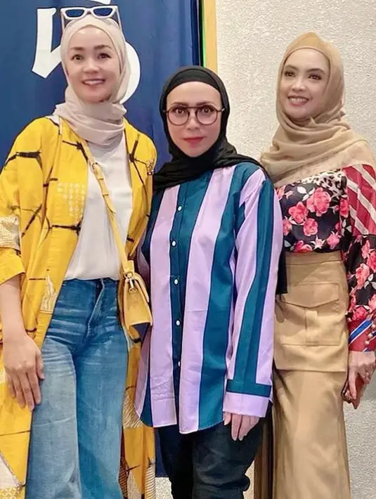 <p>Pemeran yang beberapa tahun belakangan terjun ke dunia politik, Inggrid Kansil juga membagikan beberapa potret pertemuan geng Kepompong. Ingrid tampak bersama penyanyi dan pencipta lagu Melly Goeslaw. "&lsquo;Ngariung&rsquo; adalah perekat kebersamaan," tulis Ingrid Kansil. [Instagram/melly_goeslaw]</p>