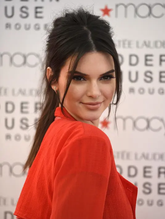 Keluarga Kardashian kembali berbahagia, pasalnya Kendall Jenner baru saja bertambah usia ke-20 pada 3 November 2015 kemarin.  (AFP/Bintang.com)