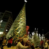 Kamu perlu belajar toleransi beragama dari Lebanon. Masjid di negara itu memajang pohon natal cantik untuk menyambut Natal 2015