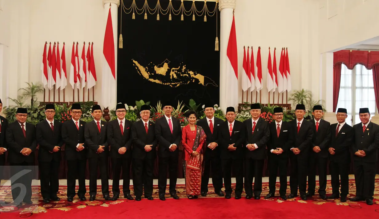 Para Duta Besar RI yang baru dilantik berpose bersama di Istana Merdeka, Jakarta, Senin (13/3). Pelantikan para duta besar ini sesuai dengan SK Presiden RI No 32 P Tahun 2016 dan No 35 P Tahun 2017. (Liputan6.com/Angga Yuniar)