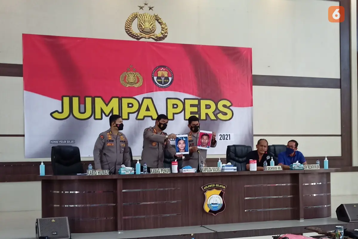 Polisi memamerkan foto dua terduga teroris yang ditembak mati (Liputan6.com/Fauzan)