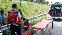 Petugas mengevakuasi korban kecelakaan di Tol Pekanbaru-Dumai. (Liputan6.com/M Syukur)