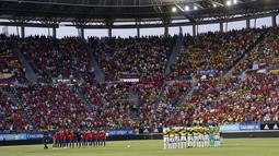 Suasana mengheningkan cipta dan doa untuk korban penyerangan di London sebelum laga Spanyol melawan Kolombia di di Estadio Nueva Condomina, Murcia, Spanyol (7/6/2017). (AP/Alberto Saiz)