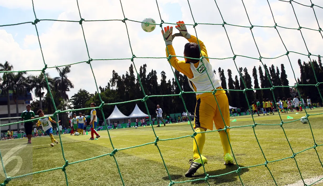 Salah satu peserta MILO Football Clinic Day  berusaha untuk menangkap bola di Lapangan Sepakbola Pertamina-Simprug, Jakarta (29/10). (Liputan6.com/Istimewa)