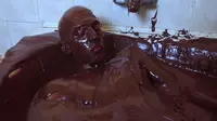 CemreCandar saat berendam cokelat Nutella