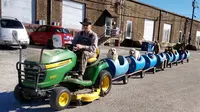 Eugene Bostick, seorang pensiunan berusia 80 tahun ini memang menghabiskan hari-harinya dengan mengoperasikan traktor kereta anjing.