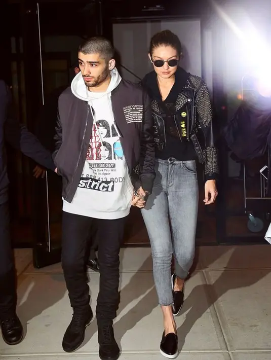 Selama ini Zayn memang jarang tampil didepan publik dan jauh dari sorotan kamera paparazi. Walaupun tertangkap kamera, Zayn lebih memilih mengenakan pakaian lengan panjang untuk menutupi lengan kanannya. (Dailymail/Bintang.com)