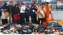 Beberapa keluarga korban jatuhnya pesawat Lion Air JT 610 melihat barang-barang temuan di Pelabuhan JICT 2, Jakarta, Rabu (31/10). 189 orang menjadi korban jatuhnya pesawat Lion Air JT-610 pada Senin (29/10) lalu. (Liputan6.com/Helmi Fithriansyah)