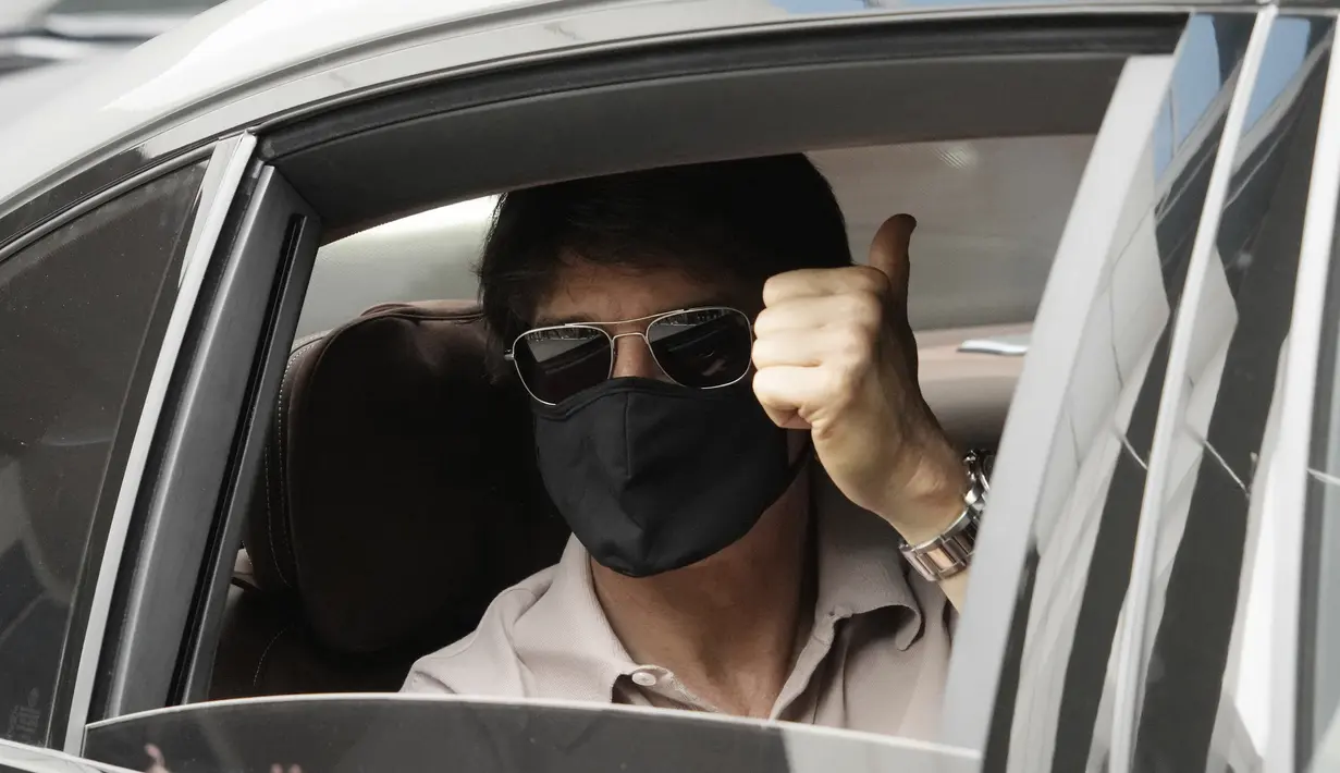 Aktor Amerika Tom Cruise mengacungkan jempol dari sebuah mobil saa tiba untuk mempromosikan film terbarunya 'Top Gun: Maverick' di Bandara Gimpo di Seoul, Korea Selatan, Jumat (17/6/2022). Sebenarnya para bintang film Top Gun: Maverick direncakan hadir di Korsel untuk mempromosikan film pada Mei, namun situasi Covid-19 menghambat rencana tersebut. (AP Photo/Ahn Young-joon)
