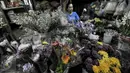 Pedagang bunga merapihkan barang daganganya di pasar kembang Pal Sigunung, Depok, Selasa (5/7/2016). Jelang Lebaran, warga berburu bunga sedap malam dan bunga hias lainya untuk pelengkap Idul Fitri. (Liputan6.com/Yoppy Renato)