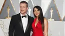 Aktor Matt Damon berpose dengan istrinya, Luciana Barroso ketika berpose di red carpet Piala Oscar 2016 di Hollywood, California, Minggu (28/2). Damon menjadi nomine dalam kategori Best Actor dalam film The Martian. (REUTERS/Adrees Latif)