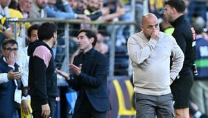 Pelatih Espanyol asal Spanyol, Manolo Gonzalez, memberi isyarat di pinggir lapangan selama pertandingan liga Spanyol antara Villarreal CF dan RCD Espanyol di stadion La Ceramica di Vila-real pada 27 April 2025. (JOSE JORDAN/AFP)