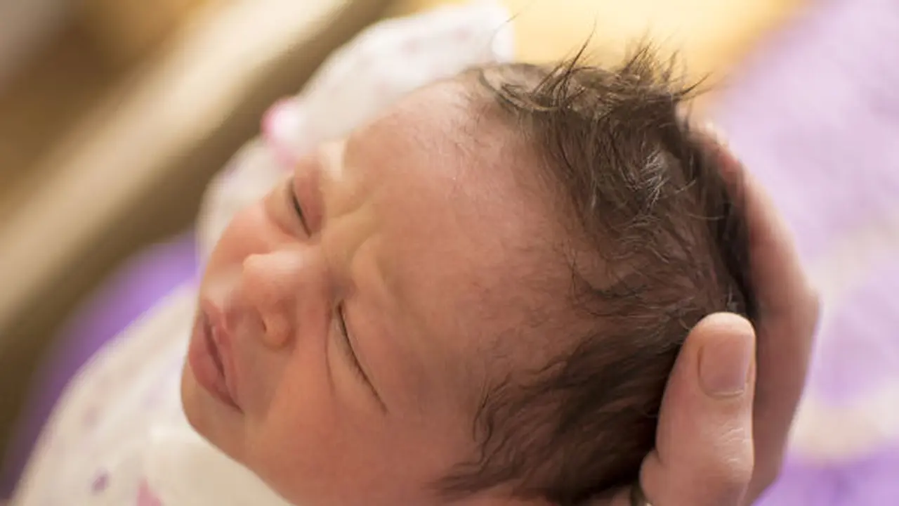 4 Alasan Mengapa Kepala Bayi Berkeringat