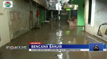 Banjir kiriman datangi rumah warga di sekitar bantaran Kali Ciliwung, Kampung Melayu, Jakarta Timur. Banjir mencapai ketinggian setengah meter.