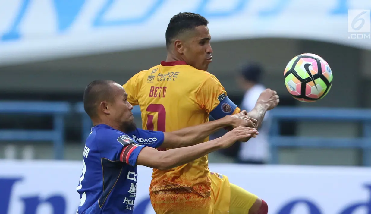 Bek Persib, Supardi (kiri) menahan pergerakan pemain Sriwijaya FC, Alberto Goncalves pada laga pembuka Piala Presiden 2018 di Stadion GBLA, Bandung, Selasa (16/1). Persib unggul 1-0. (Liputan6.com/Helmi Fithriansyah)