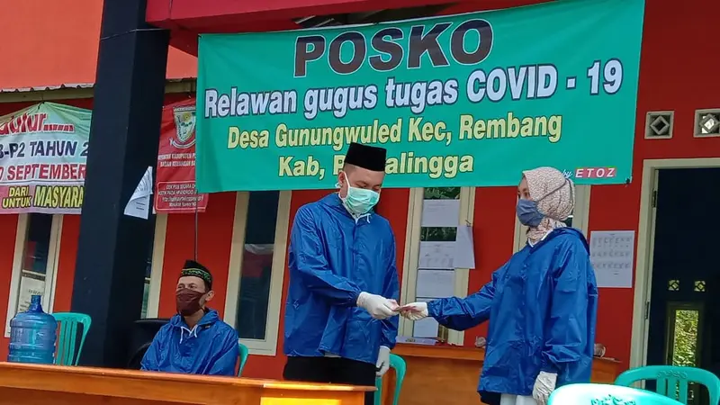 Pernikahan Ryan dan Tiwi dilaksanakan secara sederhana di depan bali desa Gunungwuled, 1 April 2020. (Dok. Pemdes Gunungwuled / Rudal Afgani, Liputan6.com)