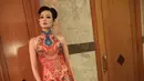 Alena Wu, salah satu selebriti yang merayakan Imlek ini mengenakan dress yang sangat bernuansa Imlek. Alena mengenakan dress panjang berbentuk duyung bagian bawahnya dan berwarna merah. (Instagram/alena_wu)