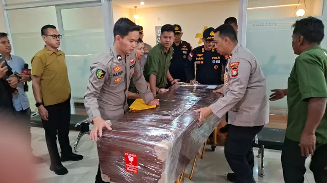 Jenazah Surakman, korban tewas dalam insiden hilangnya kapal cepat (speedboat) KM Arupadhatu 1 tiba di Bandara Soekarno-Hatta. (Liputan6.com/Pramita)
