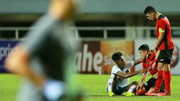Ialah Muhammad Narendra Tegar yang menghampiri lawan mainnya untuk memberikan support usai wasit meniupkan peluit panjang. Narendra Tegar pun dengan sopan duduk di lapangan sejajar dengan Mohammed Zhogayyer yang terlihat terpukul usai timnya kalah. (Bola.com/M Iqbal Ichsan)