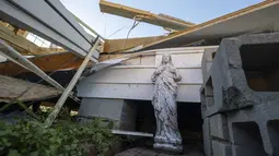 Patung religius berdiri di antara kerusakan di sepanjang Tita Street di Algiers, sebuah lingkungan di New Orleans Kamis (15/12/2022). Gubernur Louisiana John Bel Edwards mengatakan, sebanyak 21 tornado telah menghantam wilayah pada Selasa dan Rabu, meninggalkan jejak kerusakan yang cukup parah. (David Grunfeld/The Times-Picayune/The New Orleans Advocate via AP)