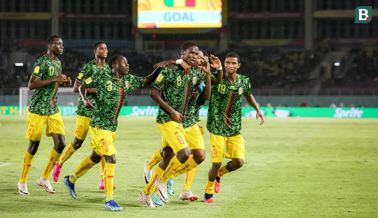 <p>Selebrasi para pemain Timnas Mali U-17 setelah Ibrahim Diarra (tengah) mencetak gol pertama ke gawang Timnas Argentina U-17 pada laga perebutan tempat ketiga Piala Dunia U-17 2023 di Stadion Manahan, Solo, Jumat (1/12/2023). (Bola.com/Bagaskara Lazuardi)</p>