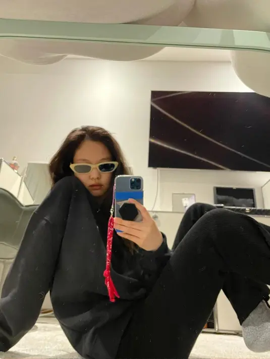 <p>Jennie tampil simple menggunakan sweater berwarna abu-abu. Jennie tampil dengan rambut yang sedikit berantakan dan kacamata hitam. (Instagram/@jennierubyjane)</p>