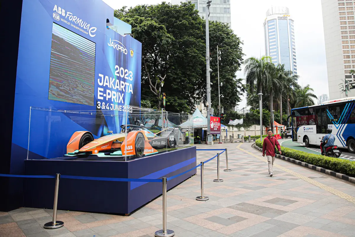 Jelang Formula E, Replika Mobil Balap Listrik Dipamerkan di Bundaran HI