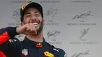 Pembalap Red Bull, Daniel Ricciardo mereyakan kemenangannya di atas podium usai menjuarai balapan GP Azerbaijan di Baku, Minggu (25/6). Kemenangan itu sekaligus menandai kesuksesan pertamanya meraih puncak pertama musim ini. (AP Photo/Darko Bandic)